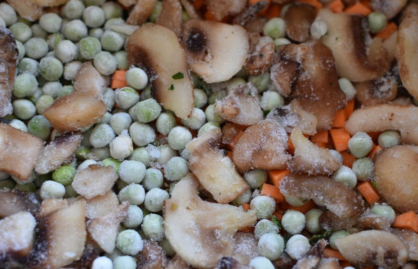 1. Этап. Рис с грибами, овощами и шпинатом: Сверху выложите замороженный горошек и шампиньоны. Размораживать не нужно.