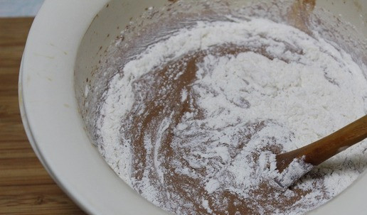 1. Этап. Шоколадный торт Для тебя: Аккуратно ввести муку, перемешанную с разрыхлителем.