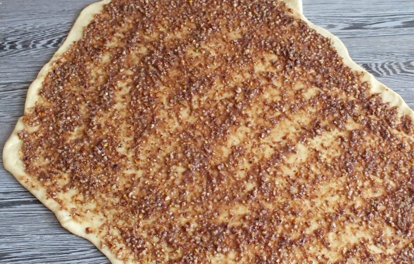 1. Этап. Повитица: По всей поверхности распределите ореховую начинку.