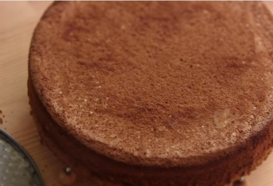 1. Этап. Торт с клубникой: 4. Форму для выпечки застелите пергаментом, вылейте в нее тесто. Выпекайте при температуре 180 градусов 30-40 минут. Переверните готовый бисквит на решетку для остывания.