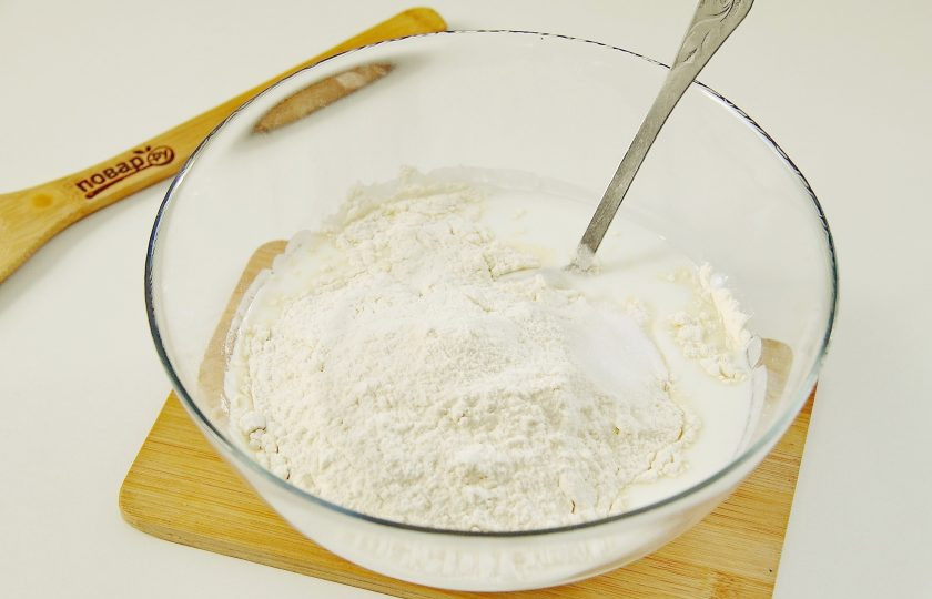 1. Этап. Балкарские хычины: Пока картофель варится, приготовим тесто. В глубокой миске соедините кефир и соду. Перемешайте, добавьте воду, соль и муку.