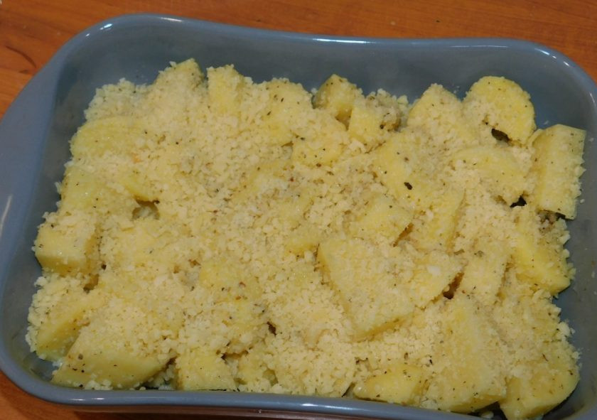 1. Этап. Картошка в духовке от Джейми Оливера: Выложите картофель в форму для запекания, смазанную маслом. Посыпьте оставшимся сыром. Поставьте в духовку, разогретую до 180 градусов на 40-50 минут.