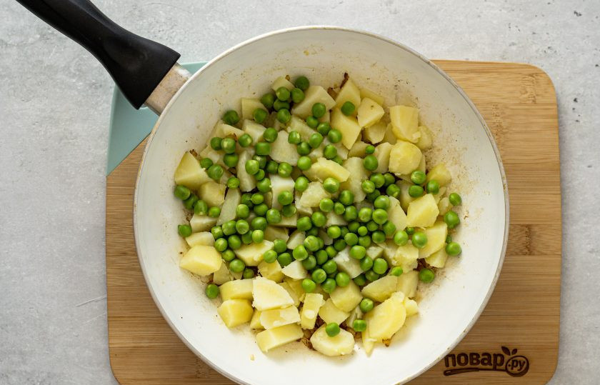 1. Этап. Индийские самосы с картошкой и горошком: Добавьте нарезанный кубиками вареный картофель и зеленый горох. Посолите и поперчите. Обжаривайте все вместе 3-5 минут. Затем остудите начинку.