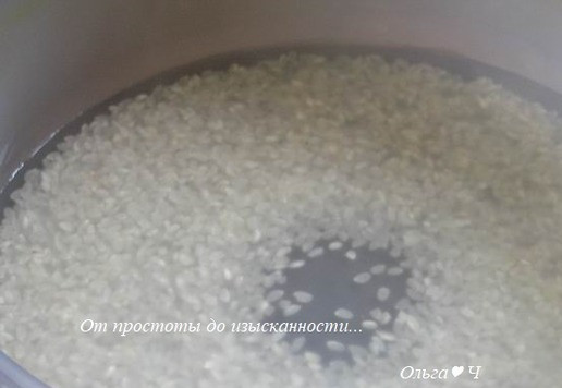 1. Этап. Роллы с кальмарами: Рис залейте водой (я готовила в пароварке) и отварите как указано на упаковке.