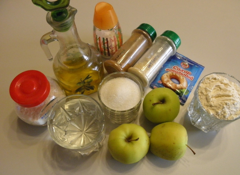 1. Этап. Постный яблочный пирог: Приготовьте продукты для пирога. Яблоки вымойте. Масло используйте рафинированное, без запаха.