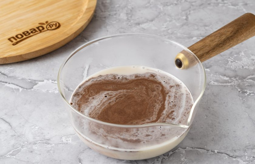 1. Этап. Десерт без выпечки и муки: В теплое молоко добавьте разведенное какао.