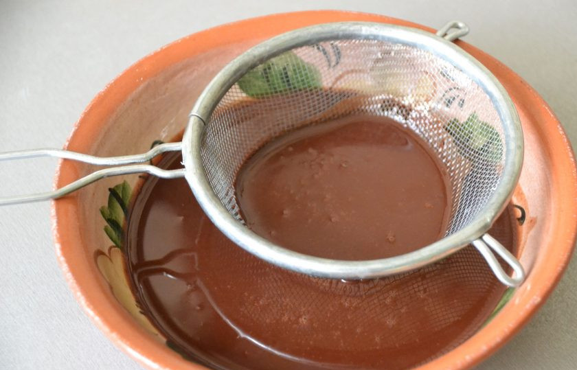 1. Этап. Глазурь для эклеров: Чтобы не было комочков, процедите 