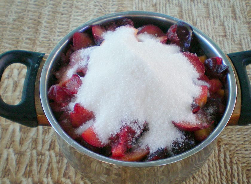 1. Этап. Варенье из груш и слив: Насыпаем сахар и ставим кастрюлю на огонь.