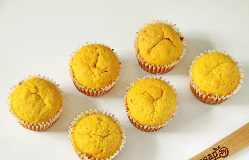 1. Этап. Тыквенные капкейки: Готовьте при температуре 180 градусов около 20 минут. Готовность проверяйте сухой зубочисткой. Готовые капкейки остудите. Когда они остынут украсьте их по вкусу кремом или соусом.