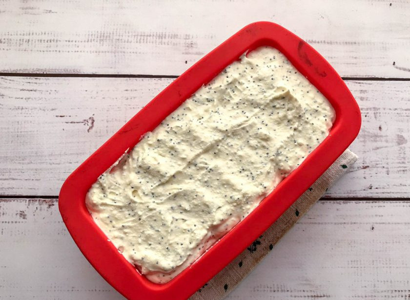 1. Этап. Диетическая творожная запеканка с яблоками: Выложите творожную массу в форму для выпекания и отправьте в предварительно разогретую духовку до 180 градусов на 25-30 минут.