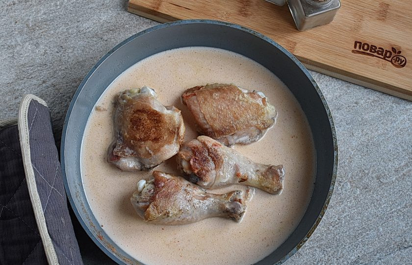 1. Этап. Куриные ножки в сливочном соусе: Размешайте в сливках паприку, соль и горчичный порошок. Залейте смесью ножки.