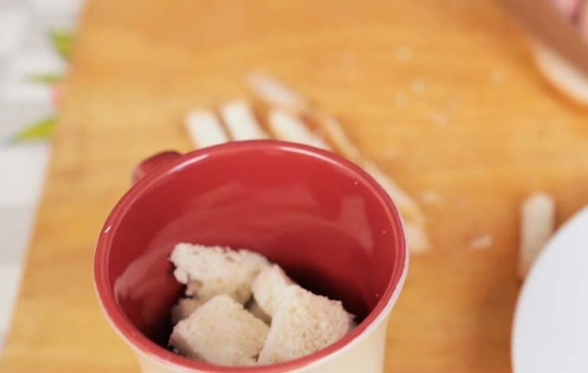 1. Этап. Хлебный пудинг в микроволновке: 1. Отделите мякоть хлеба от корочки и нарежьте на небольшие кубики. Поместите их в кружку, в которой будете готовить десерт.