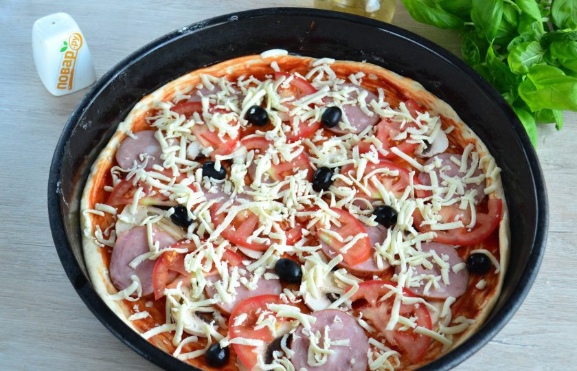 1. Этап. Пицца Каприччиозо: Присыпьте все тертой моцареллой и отправьте в разогретую духовку на 15-20 минут, в зависимости от температуры и типа духовки.