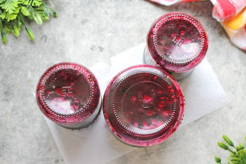 1. Этап. Конфитюр из черной и красной смородины: Варите конфитюр в течение 3 минут и разложите в сухие стерилизованные банки до верха. Плотно закройте банки крышками и переверните вверх дном. Оставьте банки в таком положение на 10 минут и верните в исходное положение. После остывания уберите конфитюр из черной и красной смородины в сухое, прохладное место.