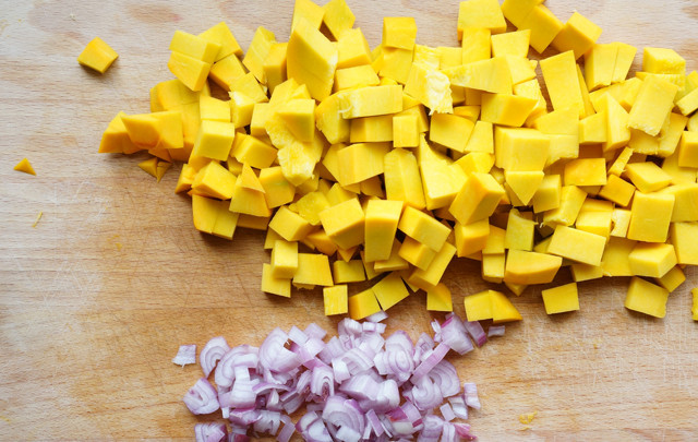 1. Этап. Равиоли с тыквой: Тыкву и лук порежьте.