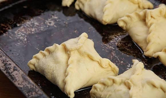 1. Этап. Слоеные пирожки с овощной начинкой: Слепленные пирожки укладываем на смазанный маслом противень.