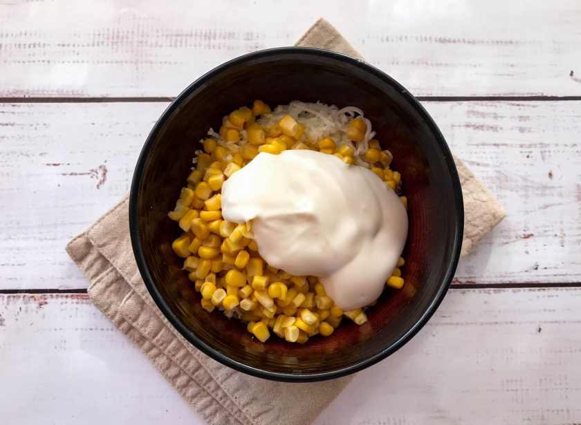 1. Этап. Салат Одуванчик с сыром: Заправьте салат майонезом и хорошо перемешайте.