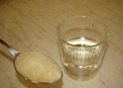 1. Этап. Птичье молоко под вишневым желе: 1. Половину желатина залить холодной водой, 150 мл. Оставить желатин в воде на 30 минут, пока он не разбухнет. Поставить на огонь и помешивать, пока желатин полностью не растворится. Остудить.