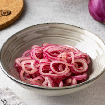 Красный лук в медовом маринаде с пряностями