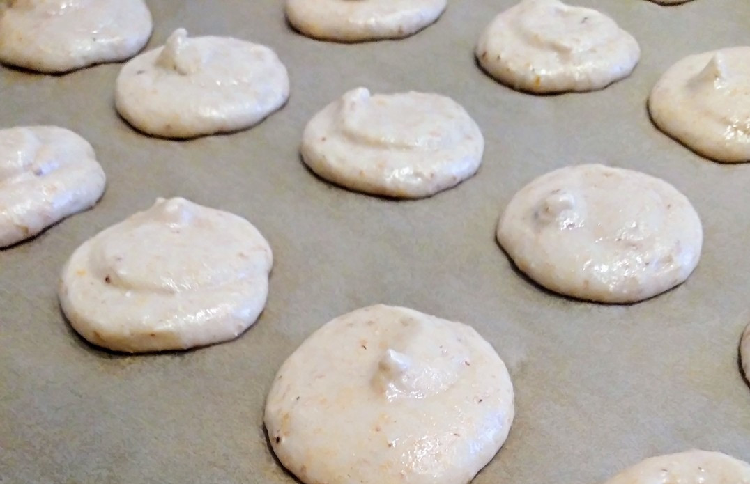 1. Stage. Oatmeal macarons: Set the mugs on dry parchment and leave to dry for half an hour.