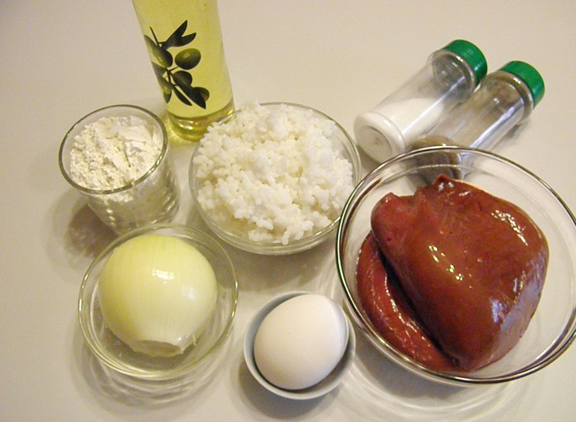 1. Этап. Печеночные оладьи: Подготовьте продукты для оладий. Печень вымойте, удалите печеночные протоки. Лук очистите от кожуры. Рис отварите в соленой воде до готовности.