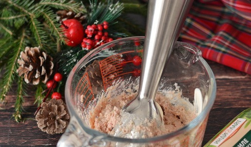 1. Этап. Яйца, фаршированные ветчиной: При помощи погружного блендера измельчите всё в однородную массу.