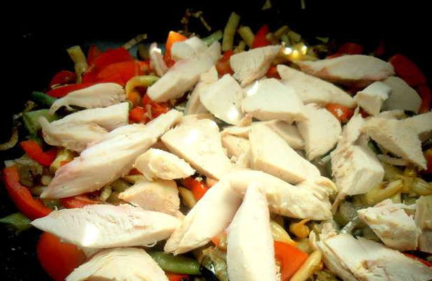 1. Этап. Садж: Теперь нарезаем куриные грудки и выкладываем к овощам в этот момент можно добавить соль и специи на ваш вкус. Жарим все вместе еще пару минут.