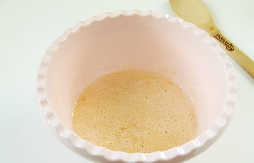 1. Этап. Манник с изюмом на кефире: В глубокой миске взбейте яйца с сахаром.