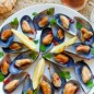 Запеченные мидии в ракушке Приятного аппетита!!! Запеченные мидии в ракушке выложить на тарелку, взбрызнуть соком лимона и добавить нарезанный мелко острый перец по несколько кусочков на раковину. Поставить в духовку на максимальную температуру, после того когда ракушки раскроются готовить еще минут 10. Мидии в ракушке хорошо вымыть и удалить все лишнее, выложить протвинь.