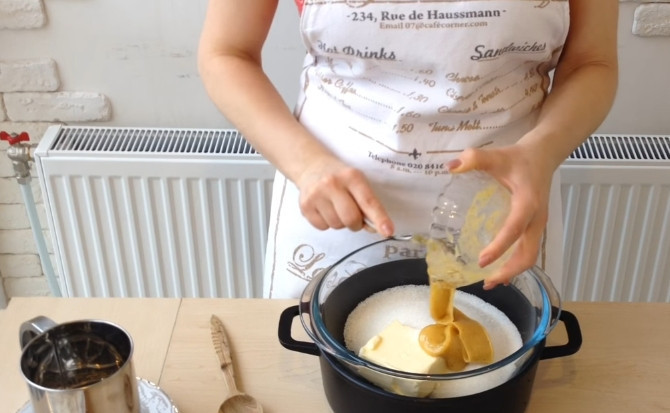 1. Этап. Торт Медовик (Рыжик): 3. К имеющимся в кастрюле продуктам добавляете три столовые ложки любого по вкусу меда. Отправляете обе кастрюли на огонь и растапливаете на водяной бане все ингредиенты.