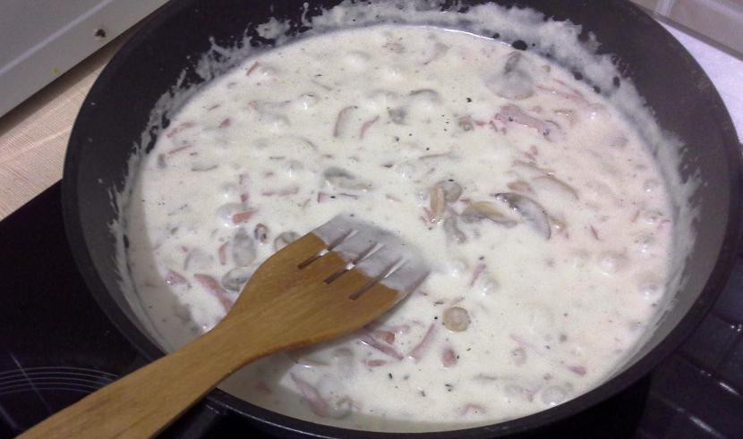 1. Этап. Паста с ветчиной и грибами в сливочном соусе: Затем к ветчине добавьте грибы, смешайте, влейте сливки, разведенные с мукой. А также бросьте щепотку сушеного базилика и доведите смесь до кипения. Получившимся соусом обильно полейте макароны на тарелке, посыпьте измельченной зеленью и сразу подавайте на стол.