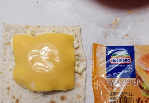 1. Этап. Треугольники из лаваша с начинкой: Затем ломтик плавленого сыра Чизбургер Hochland.