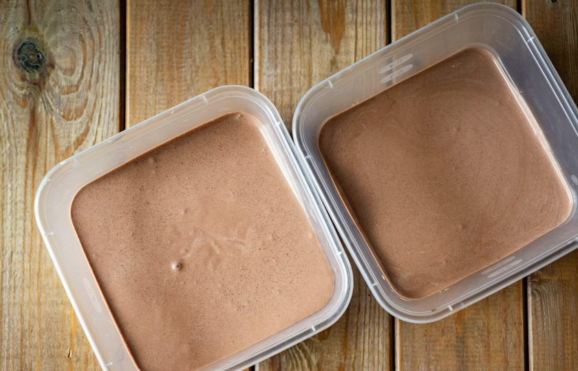 1. Этап. Шоколадный пломбир: Эту сливочно-шоколадную смесь разложите по пластиковым контейнерам и отправьте в морозильную камеру на 4-6 часов. В течение этого времени пару раз перемешайте ложкой смесь для равномерного замораживания.