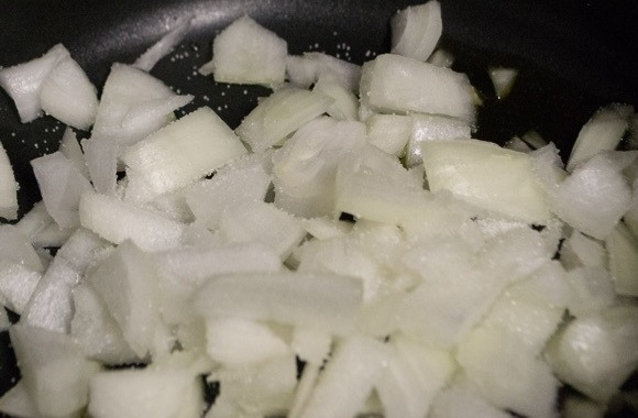 1. Этап. Домашний томатный соус для макарон: 1. Очистите лук, нарежьте его мелко. Разогрейте кастрюлю с оливковым маслом и выложите лук, обжаривайте его 5-7 минут на среднем огне.