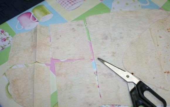 1. Этап. Конверты из лаваша с сыром: 1. В зависимости от желаемого размера закуски, лаваш нужно нарезать кусочками.