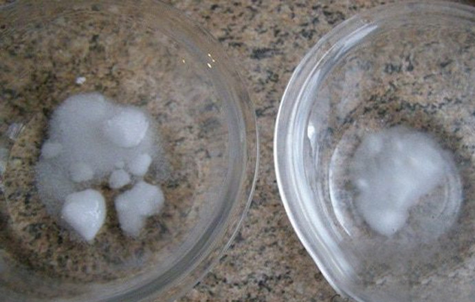 1. Этап. Коврижка 80-х годов: В разные пиалы насыпьте аммоний и соду и растворите водой.