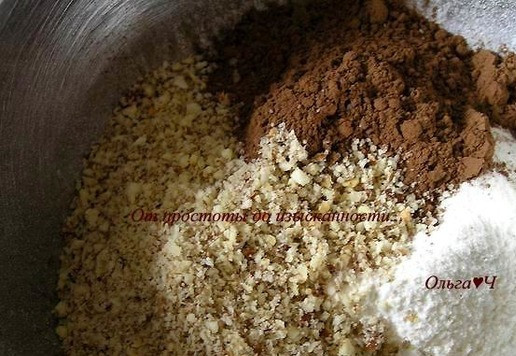 1. Этап. Шоколадный торт с ягодами: Для постного шоколадного бисквита смешайте муку, разрыхлитель, ванилин, какао, измельченные орехи, сахар и соль.