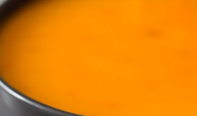 1. Этап. Чизкейк с желе: 9. Вылейте смесь сока поверх чизкейка в форме и отправьте в холодильник на 4-5 часов, а лучше на ночь.