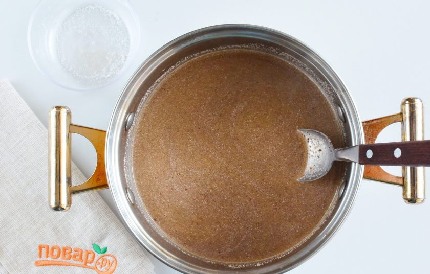 1. Этап. Десерт из шоколада: В кипящее молоко тонкой струйкой добавьте манку, перемешивая ложкой непрерывно, чтобы не образовались комочки.