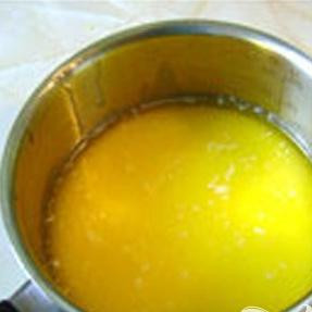 1. Этап. Летний кекс с ягодами: 2. Масло растопить и влить туда молоко. Смесь получится теплая.