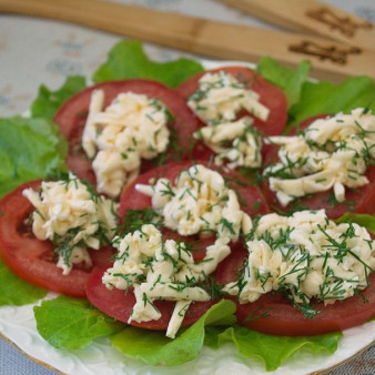 Закуска из помидоров под сыром