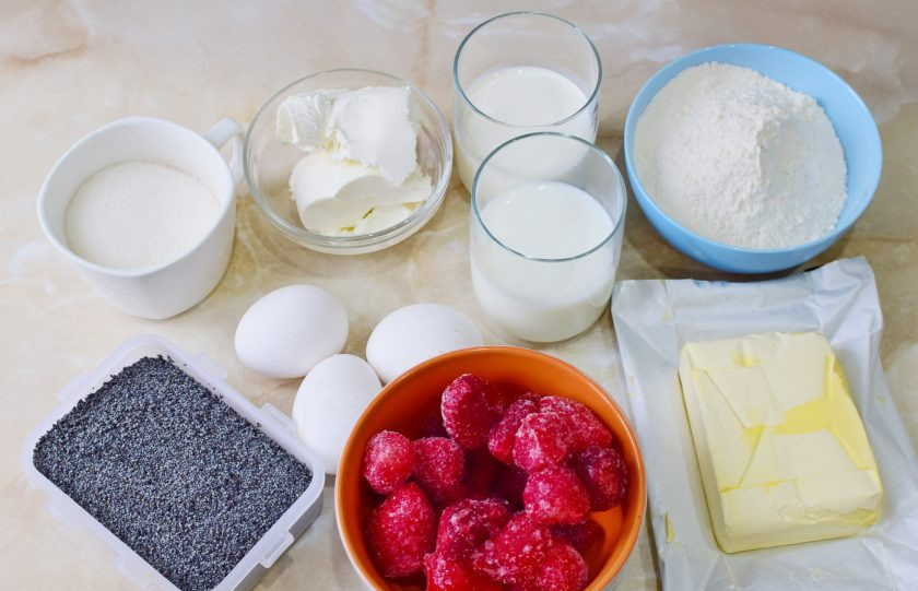 1. Этап. Клубнично-маковый торт: Для приготовления торта подготовьте все необходимые ингредиенты.