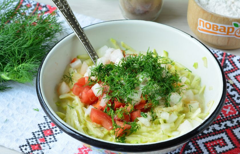 1. Этап. Овощной пирог из кабачков: Всыпьте мелко нарезанный укроп и перемешайте.