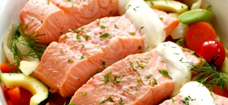 1. Этап. Семга, тушенная с овощами: Берем форму для запекания. Выкладываем в нее овощи. Сверху кладем замаринованную рыбу. Поливаем оставшимся соком от маринада. На рыбу выдавливаем сметану. Присыпаем специями.