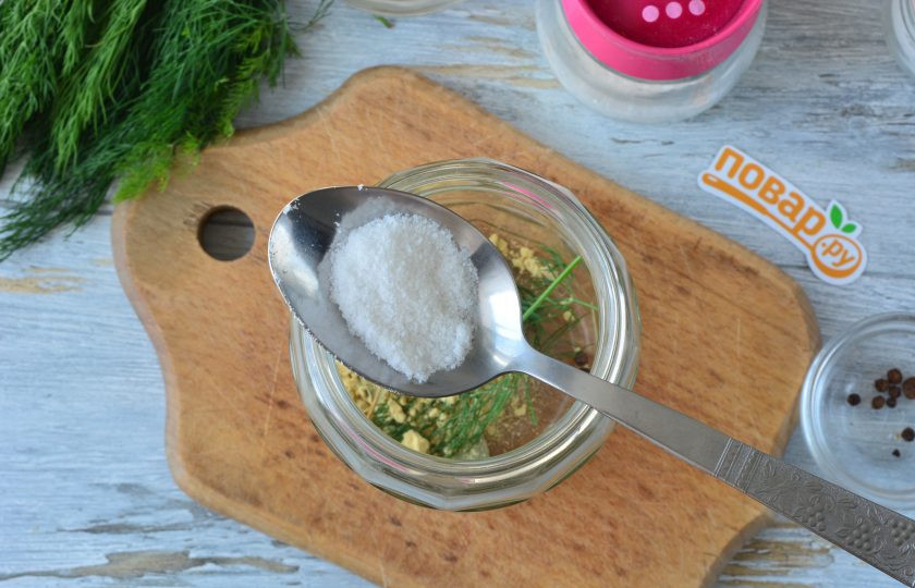 1. Этап. Газированные помидоры: Добавьте сахар и соль.