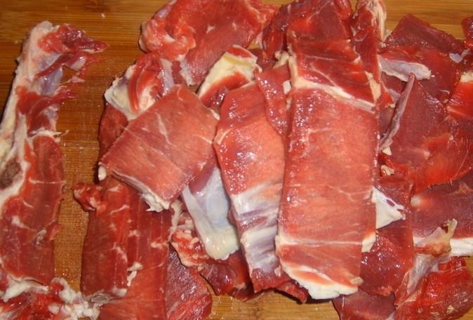 1. Этап. Говядина по-французски в духовке: Для начала нарезаем говядину на порционные куски шириной около 1 сантиметра.