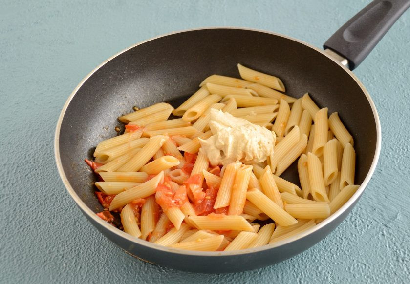 1. Этап. Паста с хумусом: Добавьте макароны и хумус, перемешайте, посолите по вкусу. Обжарьте все вместе 3 минуты.