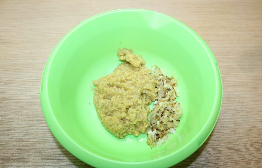 1. Этап. Оладьи из чечевицы с булгуром: Соедените чечевицу с булгуром, обжаренным луком и чесноком.