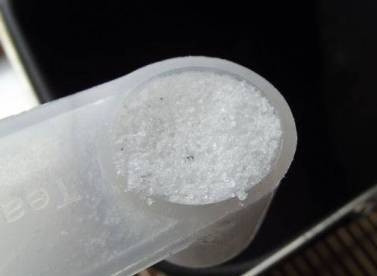 1. Этап. Тесто в хлебопечке для пирогов: Добавляем к воде соль