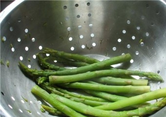 1. Этап. Салат из спаржи маринованной: Вынуть шумовкой или откинуть на дуршлаг и подержать под струей холодной проточной воды, чтобы спаржа не потеряла своего яркого цвета и осталась хрустящей.